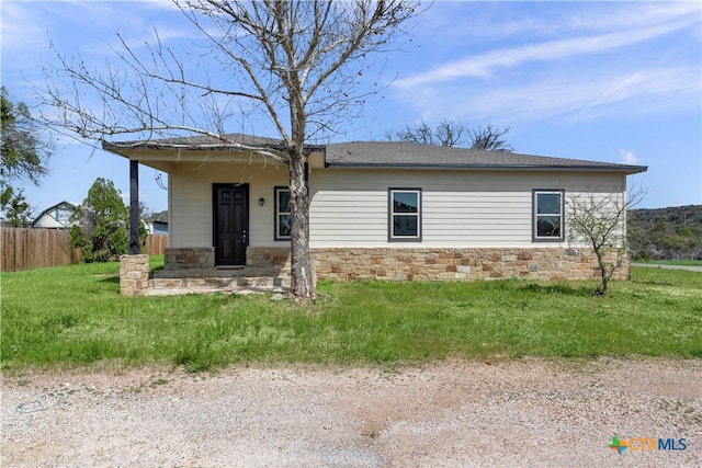 view of front of property featuring a front lawn