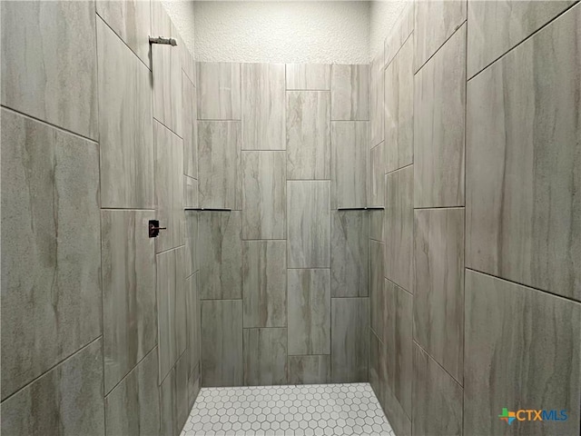 bathroom featuring tiled shower