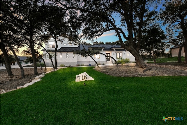 view of yard at dusk