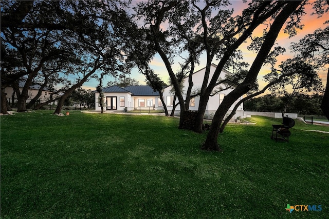 view of yard at dusk