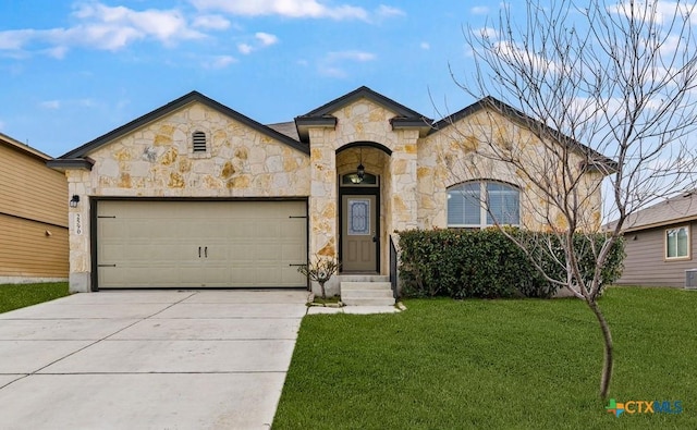 view of front of house featuring an attached garage, driveway, and a front yard