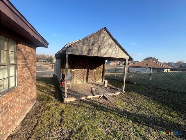 view of yard with an outdoor structure, fence, and a shed