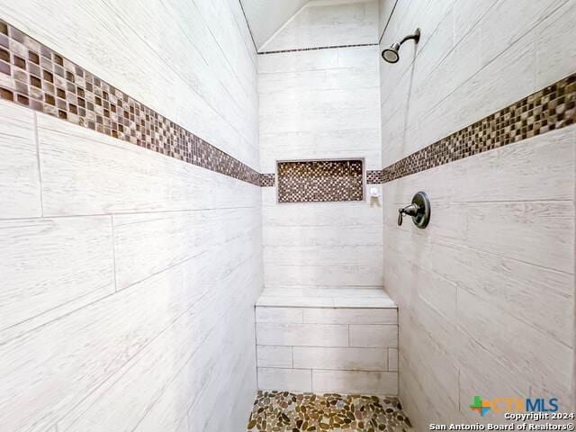 bathroom featuring tiled shower