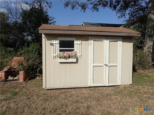 view of outdoor structure featuring a yard