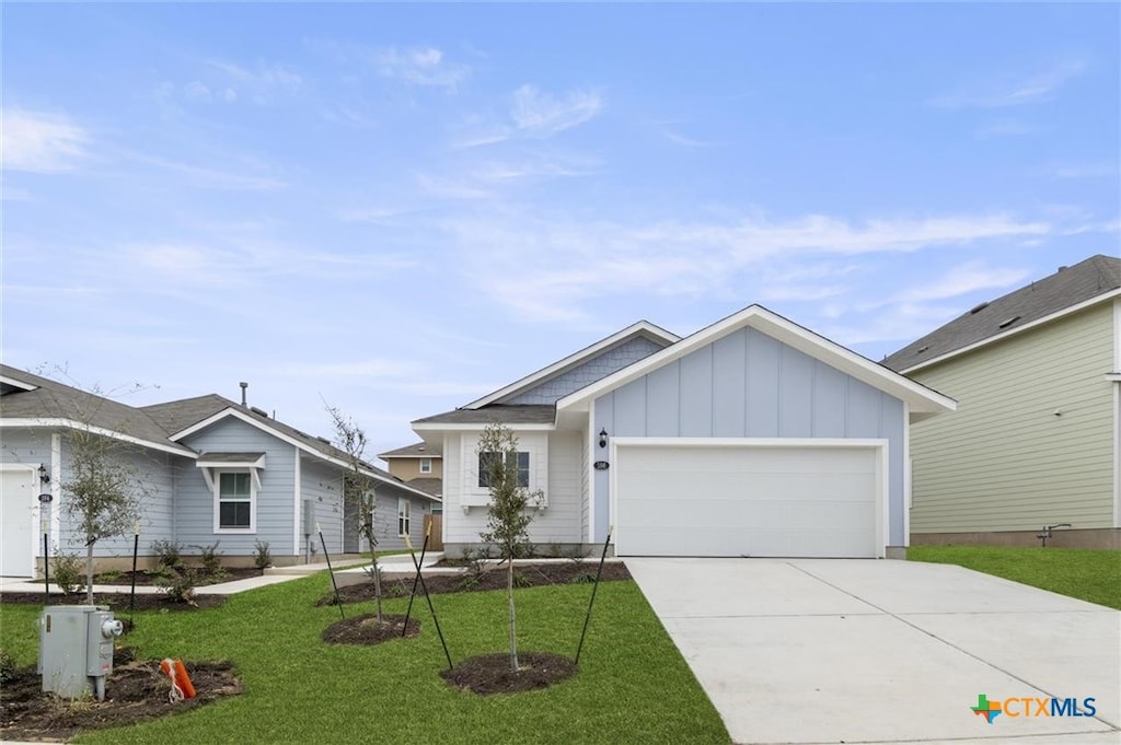 view of front facade featuring a garage and a front yard