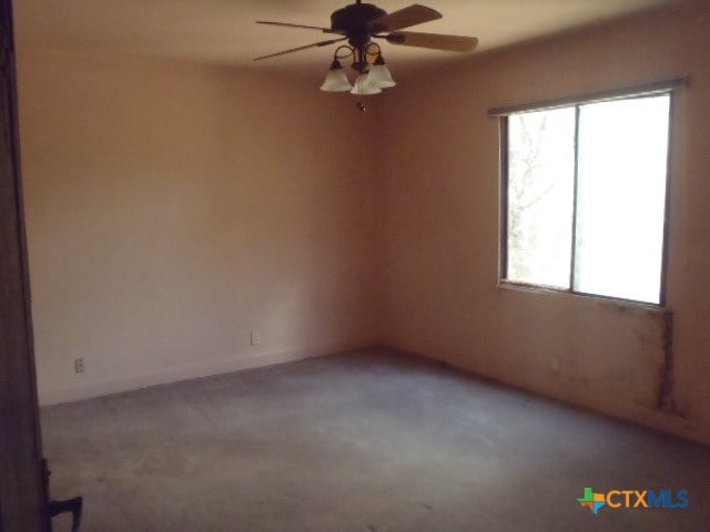 unfurnished room featuring carpet flooring, plenty of natural light, and ceiling fan