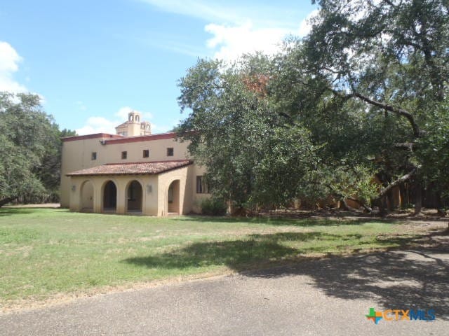 view of front of house featuring a front yard