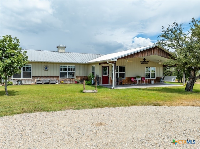 view of front of house with a front lawn and ceiling fan