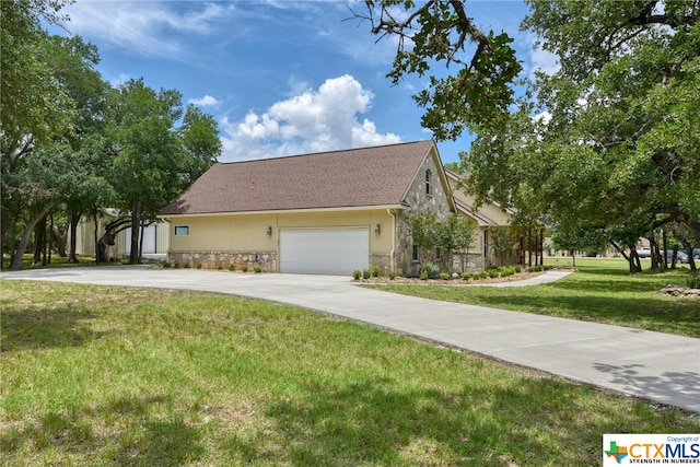 view of front of property featuring a front lawn and a garage