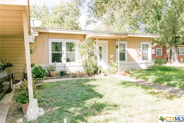 view of front of property with a front lawn