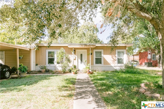 view of front of house with a carport and a front yard