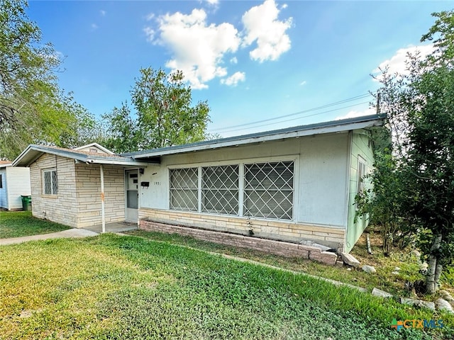 single story home with a front yard