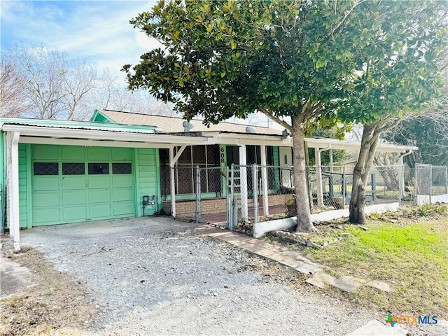 single story home with a carport