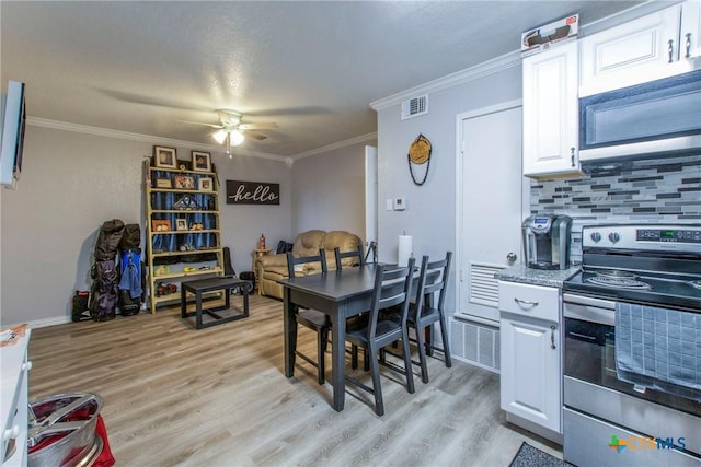 dining room featuring ceiling fan, light hardwood / wood-style flooring, and ornamental molding