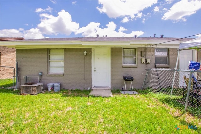 back of house featuring a yard