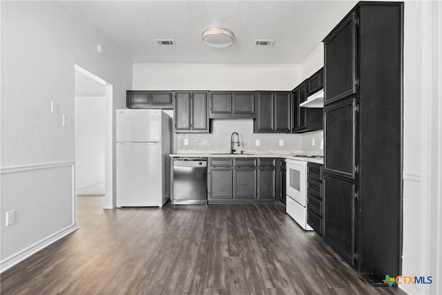 kitchen featuring dark hardwood / wood-style flooring, white appliances, a textured ceiling, crown molding, and sink