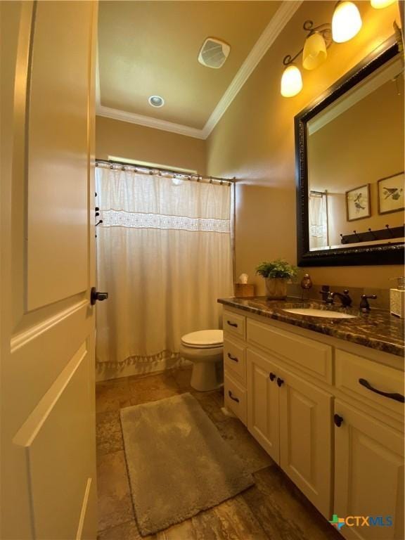full bathroom featuring a shower with shower curtain, toilet, crown molding, and vanity