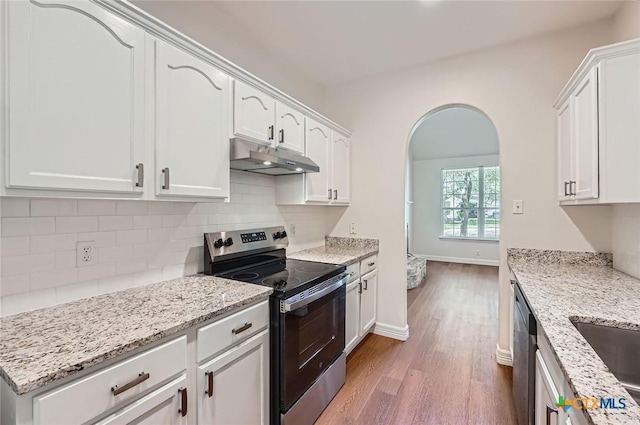 2033 Northview Dr, San Marcos, TX 78666 - kitchen with stainless steel appliances, under cabinet range hood, wood finished floors, and white cabinetry