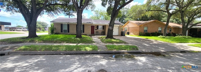 single story home featuring a front yard