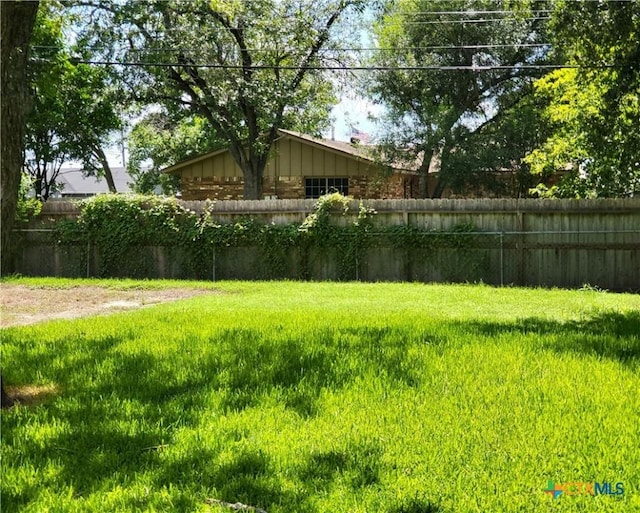 4601 Evergreen Ln, Victoria, TX 77904 - view of yard