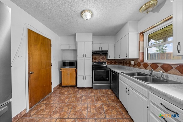 101 E Hogan Dr, Copperas Cove, TX 76522 - kitchen with stainless steel appliances, under cabinet range hood, a textured ceiling, white cabinets, and tasteful backsplash