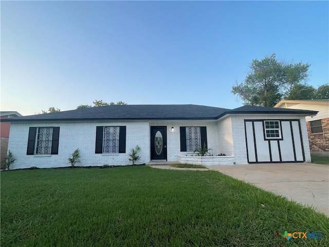 ranch-style home with a front lawn