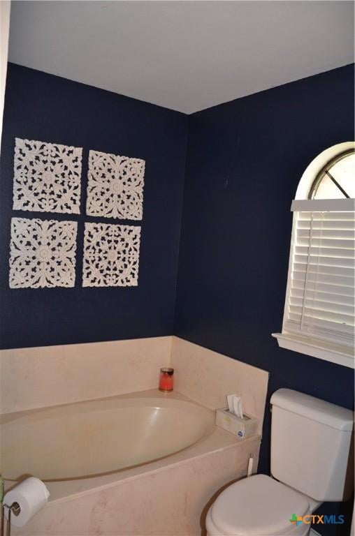 210 Meadow Ln, Martindale, TX 78655 - bathroom featuring a garden tub and toilet