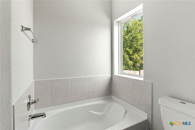 480 Waterloo Dr, Kyle, TX 78640 - full bath featuring a bath, toilet, and a textured wall
