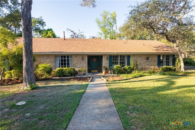 ranch-style home featuring a front lawn