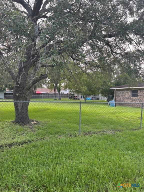 302 E Heard St, Ganado, TX 77962 - view of yard