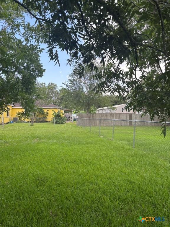 302 E Heard St, Ganado, TX 77962 - view of yard