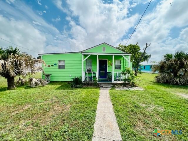 bungalow featuring a front lawn