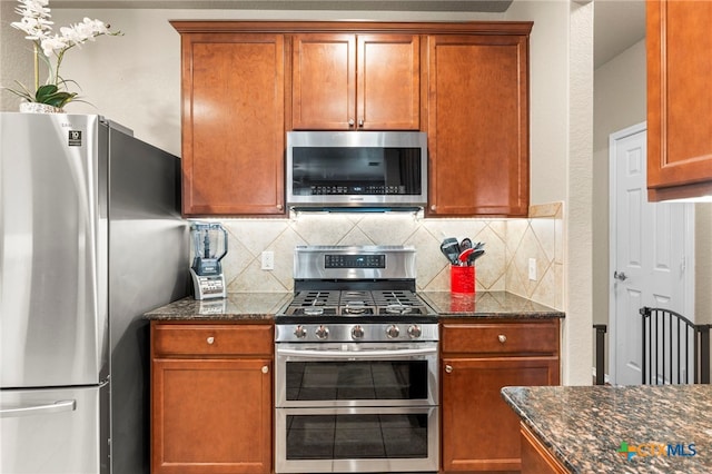 12530 Crockett Way, San Antonio, TX 78253 - kitchen with stainless steel appliances, decorative backsplash, dark stone counters, and brown cabinets