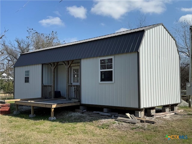 view of front of house with a front lawn