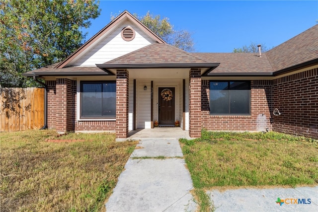 view of front facade with a front lawn