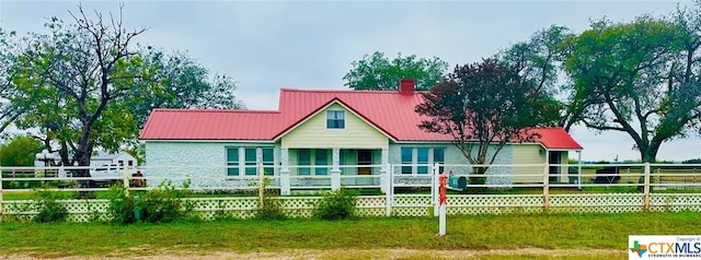 view of front of home featuring a front yard