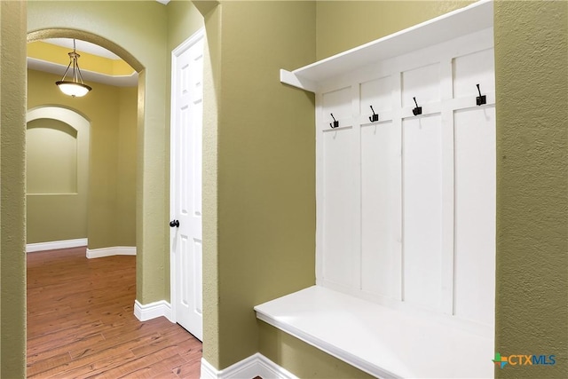 335 Mill Run, New Braunfels, TX 78132 - mudroom featuring wood finished floors, arched walkways, and a textured wall