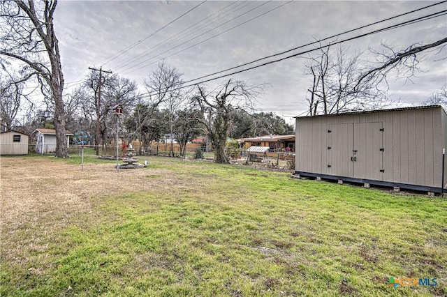 view of yard featuring a storage unit