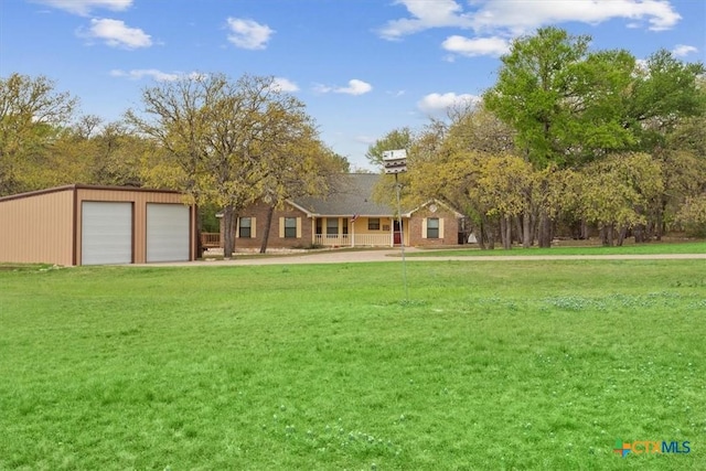 single story home featuring a front lawn
