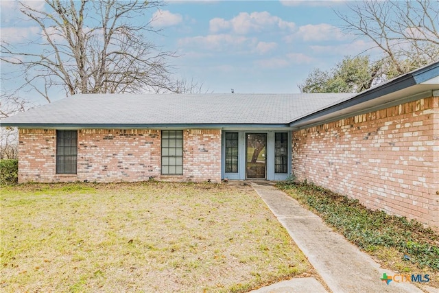 view of front of house with a front lawn