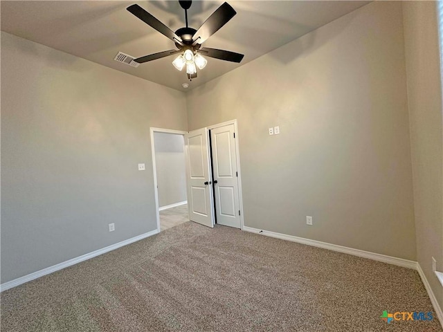 carpeted empty room featuring ceiling fan