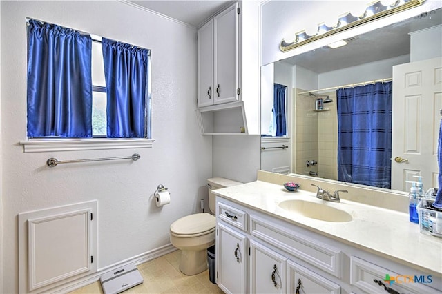 3618 Bobcat Trl, Temple, TX 76502 - full bath featuring toilet, vanity, a shower with curtain, and baseboards