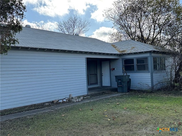 view of front facade featuring a front yard