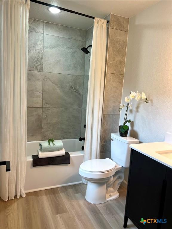 107 S 23rd St, Temple, TX 76504 - full bath with wood finished floors, shower / bath combo with shower curtain, toilet, and vanity