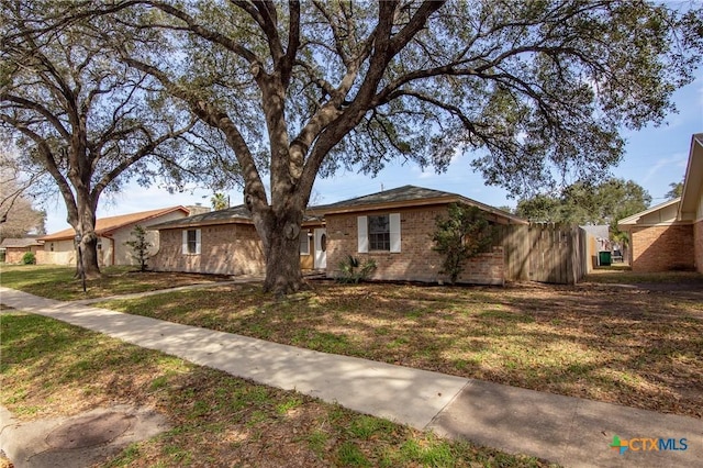 ranch-style house featuring a front yard