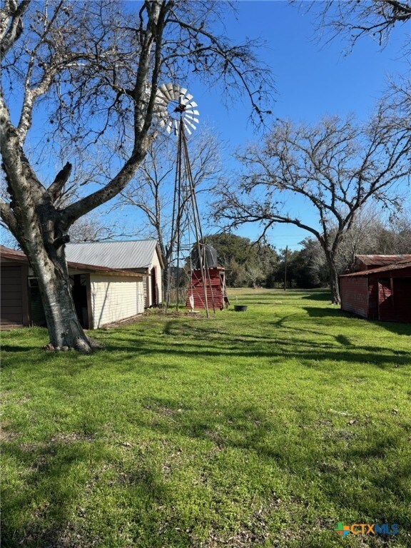 view of yard with an outbuilding