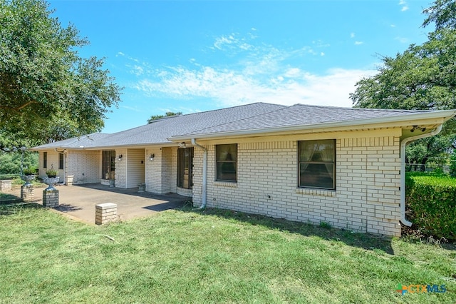 view of front facade featuring a patio area and a front lawn