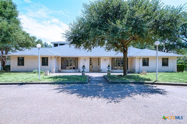 ranch-style house featuring a front lawn