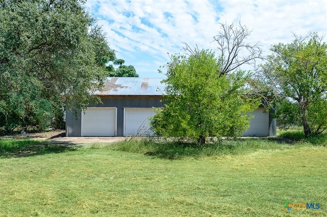 exterior space featuring a lawn