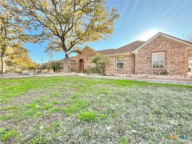 ranch-style home featuring a front lawn